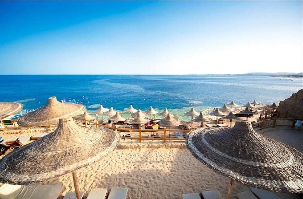 Na praia, areia branca 