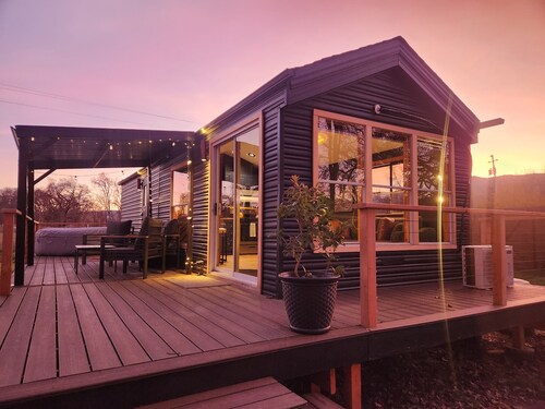 Cozy Tiny Home + Hot Tub | Oak trees, Trail & View