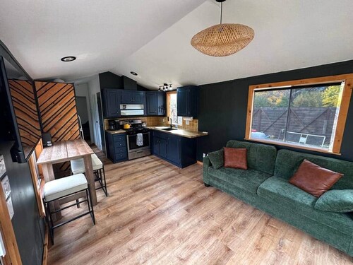 Cozy Tiny Home + Hot Tub | Oak trees, Trail & View