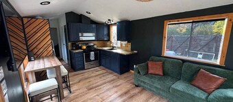 Cozy Tiny Home + Hot Tub | Oak trees, Trail & View