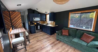 Cozy Tiny Home + Hot Tub | Oak trees, Trail & View