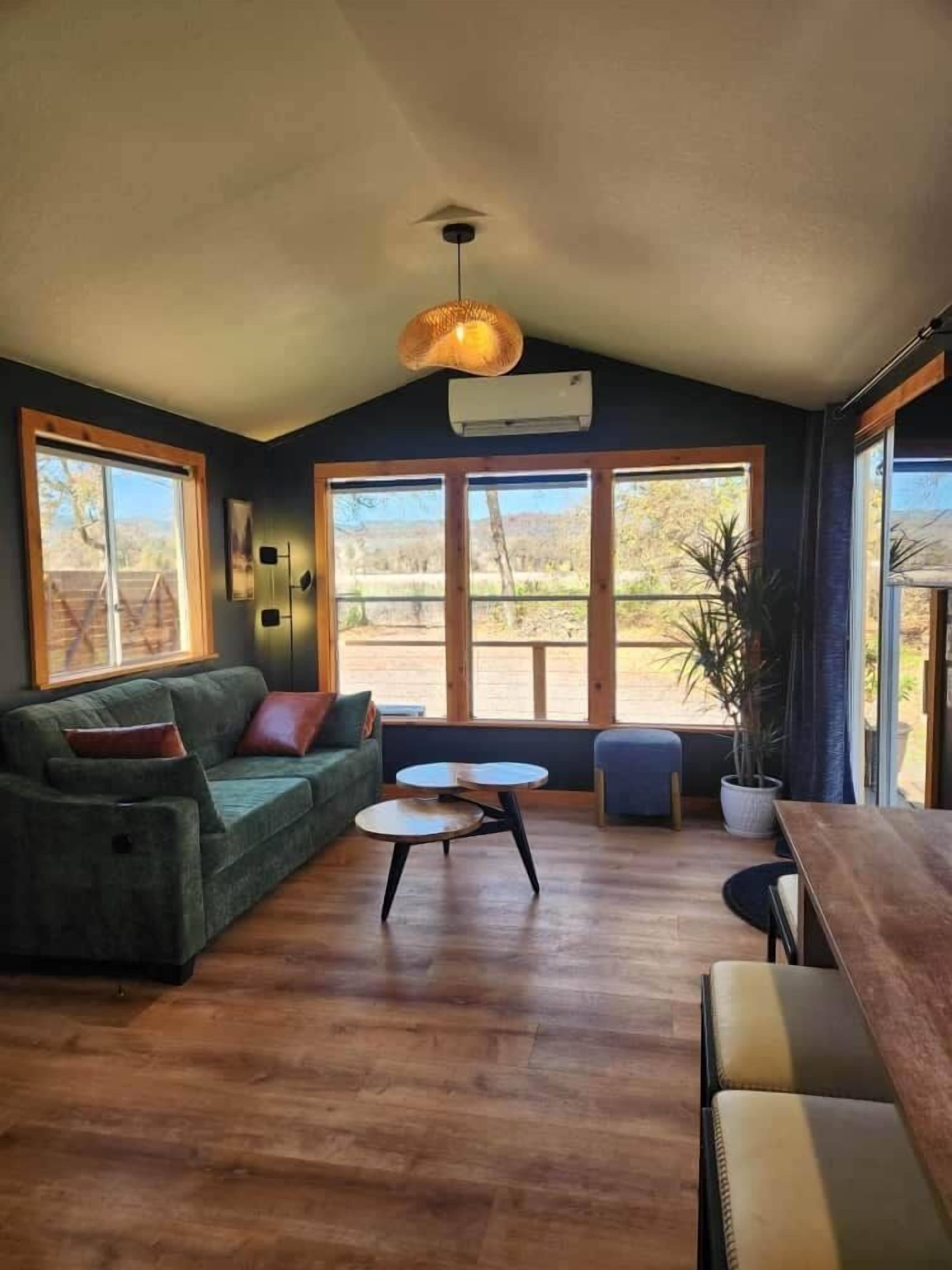 Smart TV, libros y videoteca 