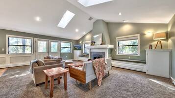 智能电视、壁炉、书