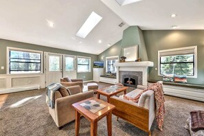 Smart TV, fireplace, offices - New Listing! Bright and Open, Minnow's Run (Kings Beach)
