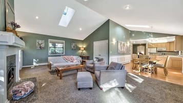 Téléviseur connecté, foyer, livres