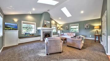 TV connectée, cheminée, livres