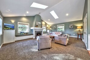 Smart-TV, Kamin, Bücher