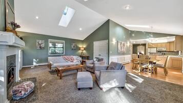 Smart TV, chimenea y libros