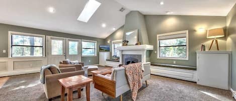 Smart-TV, Kamin, Bücher