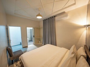 Suite Confort, patio, vista al jardín | Escritorio, insonorización, wifi gratis y ropa de cama 