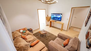 Presidential-Suite, Terrasse, Gartenblick | Wohnbereich | 42-Zoll-Smart-TV mit Satellitenempfang