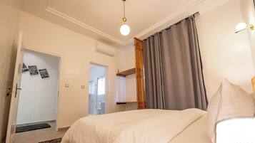 Desk, soundproofing, free WiFi, bed sheets