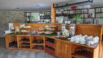 Daily continental breakfast (EUR 7.63 per person)
