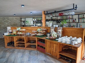 Daily continental breakfast (EUR 7.63 per person)