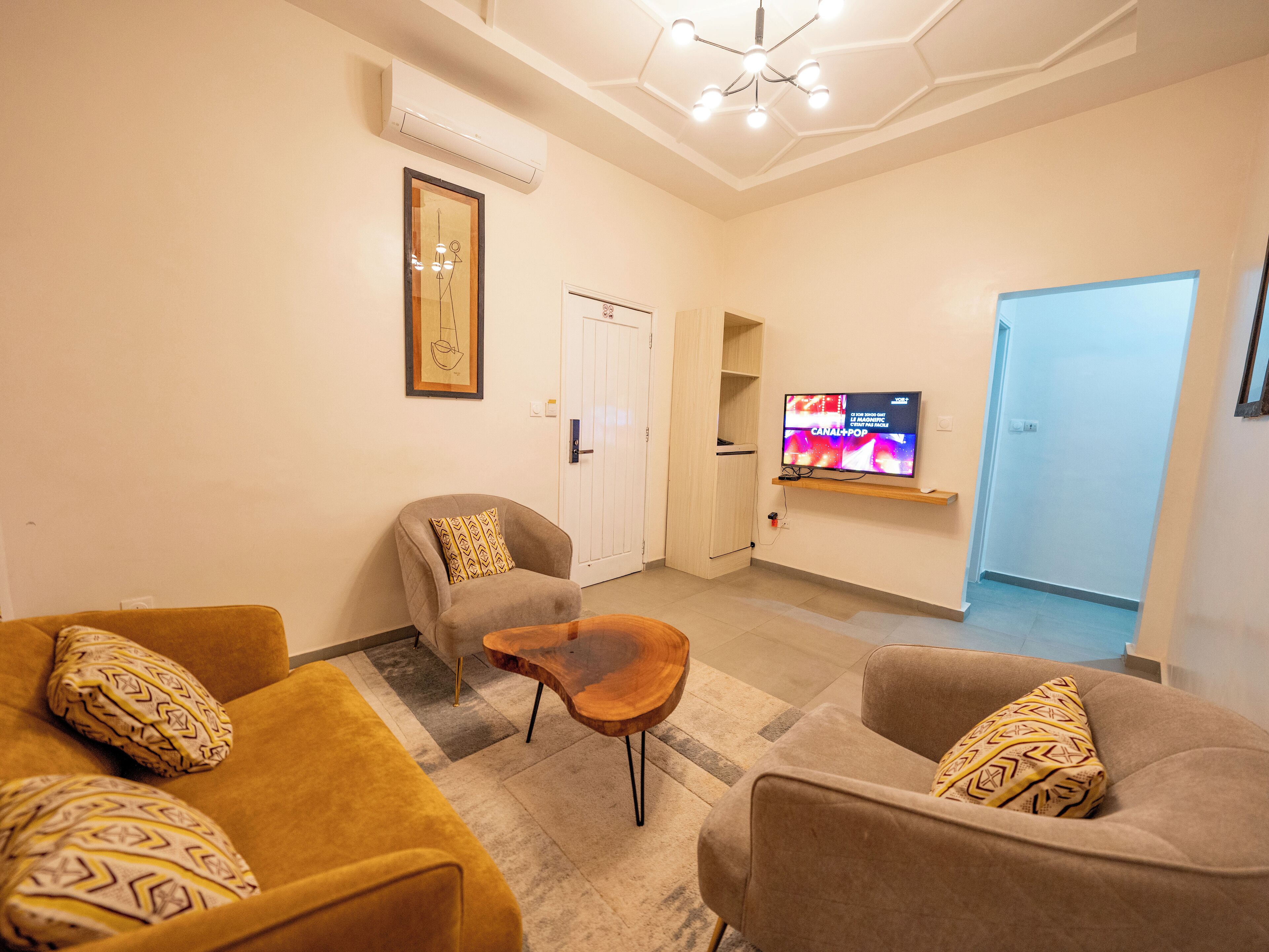 Comfort Suite, Patio, Garden View | Living area