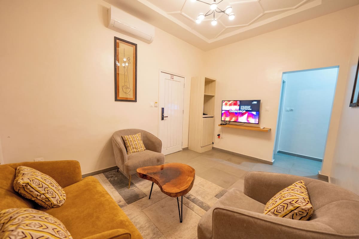 Comfort Suite, Patio, Garden View | Living area | 42-inch Smart TV with satellite channels