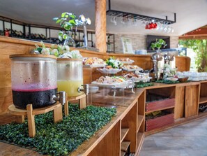 Café da manhã continental todos os dias (EUR 7.63 por pessoa)