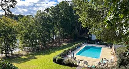 Charming 2-bedroom house with fitness room and AC in welcoming Buford