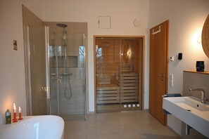 Haartrockner, Handtücher, Toilettenpapier