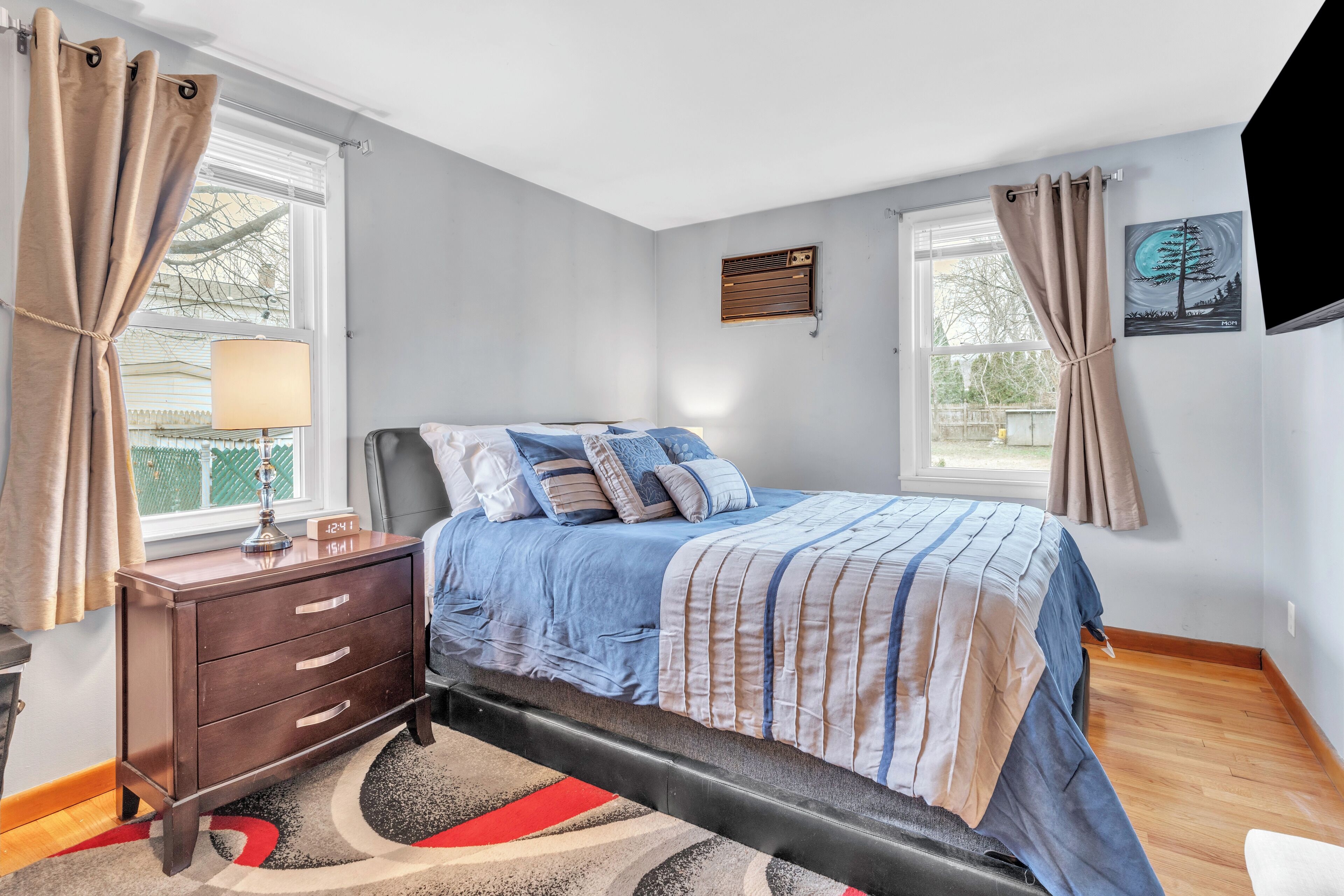 Silitysrauta/-lauta, Wi-Fi, vuodevaatteet