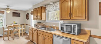 Cozy 2-bedroom apartment in Chicopee