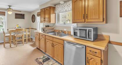 Cozy 2-bedroom apartment in Chicopee