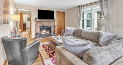 Cozy 2-bedroom apartment in Chicopee