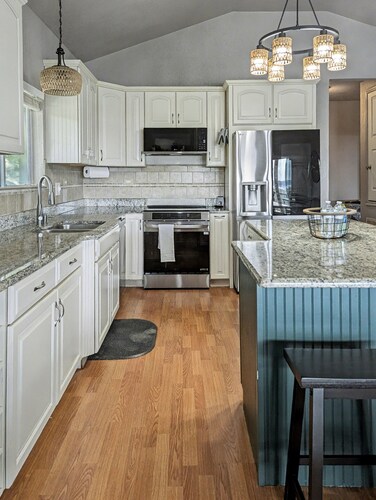 Twilight Hollow | Top Floor Lake Retreat for 8