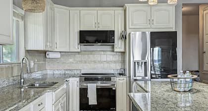 Twilight Hollow | Top Floor Lake Retreat for 8