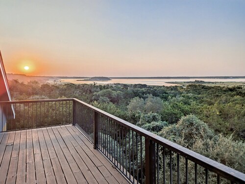 Twilight Hollow | Top Floor Lake Retreat for 8