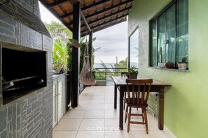 Outdoor dining - House w/ Ocean View, Pool and Beach Access Ize0016 (Florianópolis)