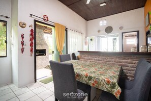 Basic Villa | Dining