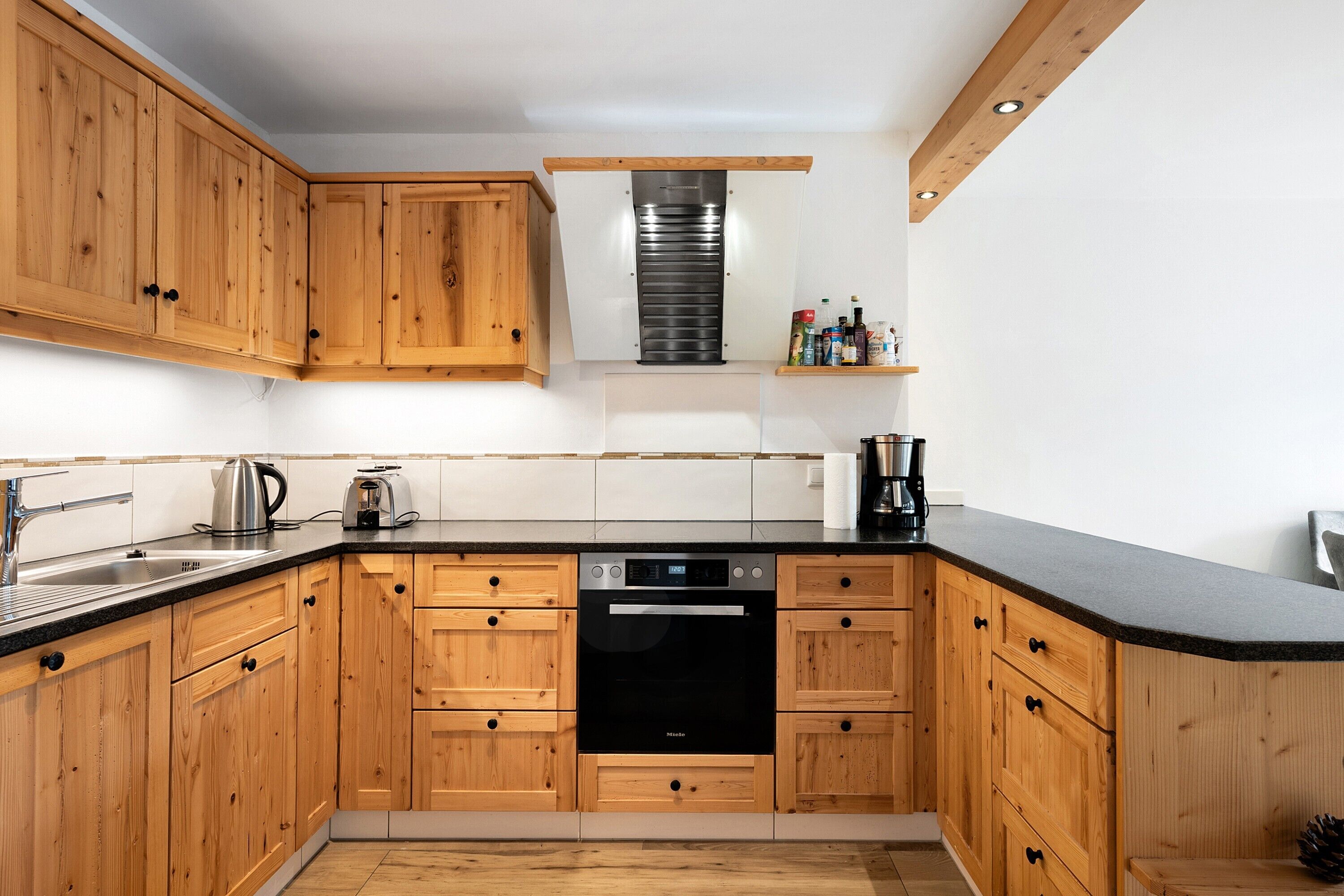 Køleskab, ovn, kogeplade, opvaskemaskine