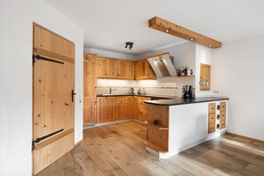 ثلاجة، فرن، موقد طهي مسطح، غسالة أطباق