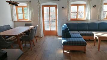 Een televisie en een open haard