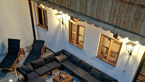 Un espace extérieur aménagé, abrité et doté d’un foyer, de fauteuils confortables et d’une piscine.