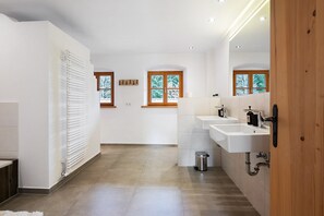 Dusche, kostenlose Toilettenartikel, Haartrockner, Bademäntel