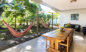 Outdoor dining - 🌴3-Bedroom Villa | 5-Min Walk to Beach + Pool, Patio Kitchen & Tiki-Bar (Puerto Viejo de Talamanca)