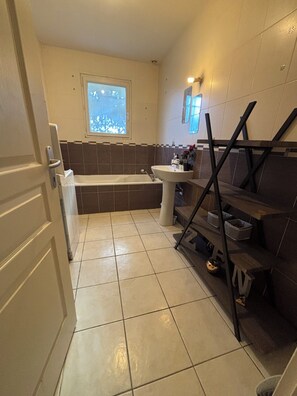 مجففات شعر، مناشف، صابون، ورق حمّام