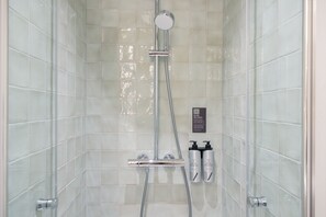 Shower, hair dryer, towels, soap - Notre Dame Paris Suite (Paris)