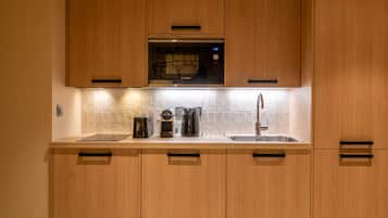 Apartment, 2 Bedrooms | Shared kitchen | Fridge, microwave, oven, dishwasher