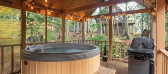 Vintage Cabin on Creek in Government,hot tub, wood stove ,pet friendly !