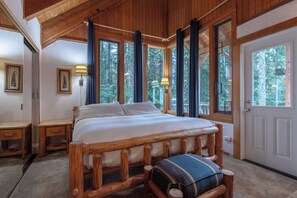 Desk, iron/ironing board, free WiFi, bed sheets - Cozy cabin in Government Camp, Hot tub, pet friendly (Government Camp)