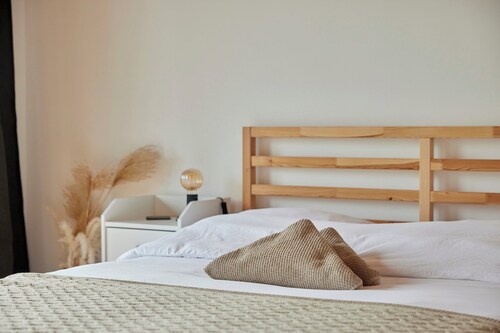 1 Bed Cabin - Sleeps 2 - Pets - Garden - Parking