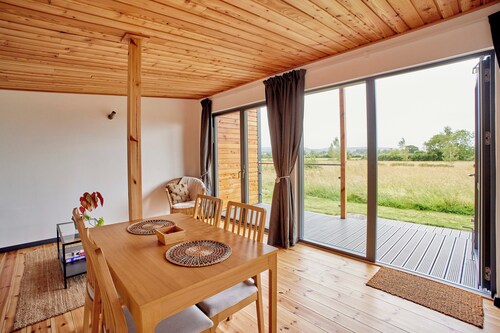 1 Bed Cabin - Sleeps 2 - Pets - Garden - Parking