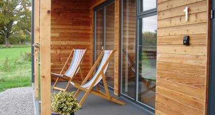 1 Bed Cabin - Sleeps 2 - Pets - Garden - Parking