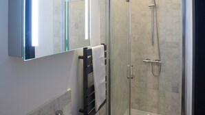 Een douche, een haardroger, handdoeken