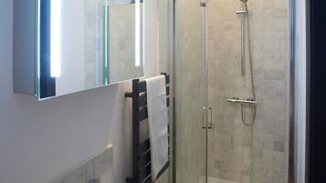 Shower, pengering rambut, dan handuk