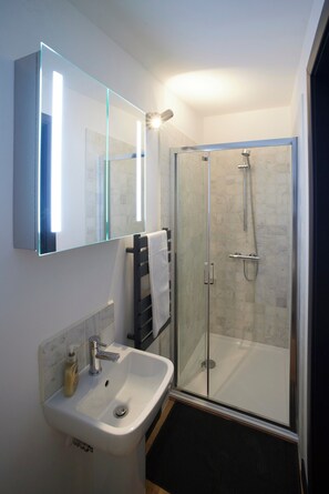 Dusche, Haartrockner, Handtücher