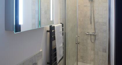 1 Bed Cabin - Sleeps 2 - Pets - Garden - Parking